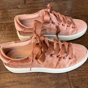 Steve Madden Bertie-V Sneaker